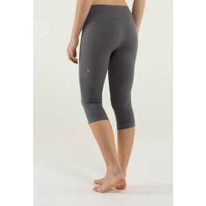 LULULEMON ATHLETICA In The Flow Crop in Heathered Soot Light Size 6